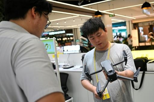 Người dân Bắc Kinh xếp hàng bán flycam trước ngày 'cấm lưu giữ'