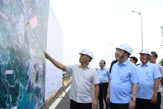 Phó Thủ tướng Thường trực Phạm Gia Túc kiểm tra các tuyến giao thông kết nối Long Thành