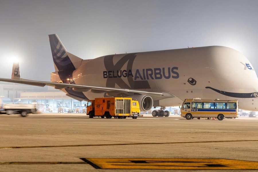 'Cá voi bay' Airbus Beluga XL lần đầu hạ cánh xuống sân bay Nội Bài