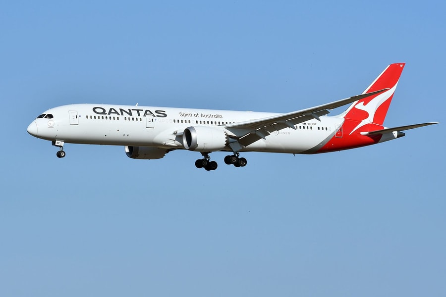 Máy bay của Qantas hạ cánh khẩn cấp do trục trặc phanh