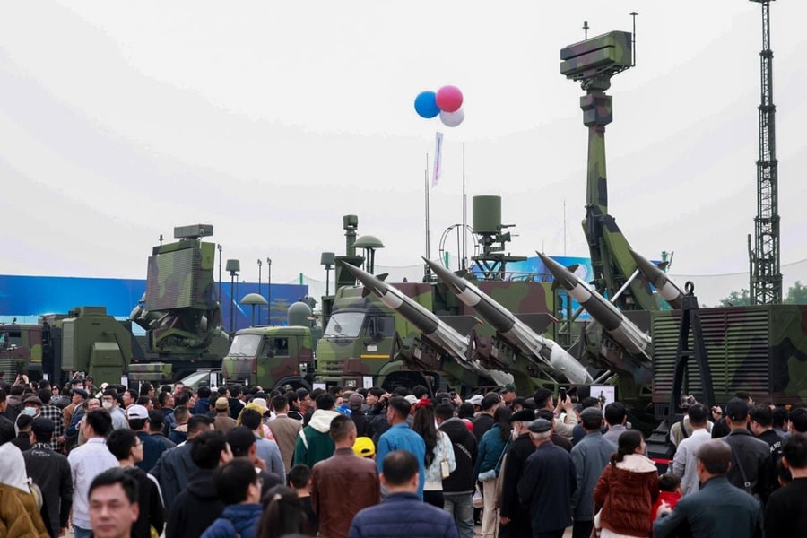 Hàng chục nghìn người dân xếp hàng tham quan Triển lãm Quốc phòng quốc tế 2024