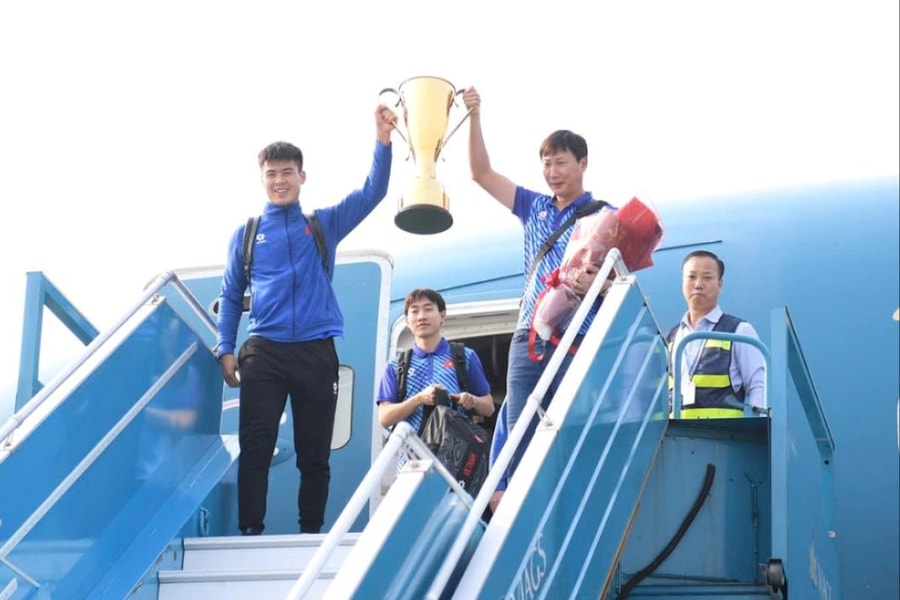 Nhà vô địch ASEAN CUP 2024 về nước trên chuyến bay đặc biệt