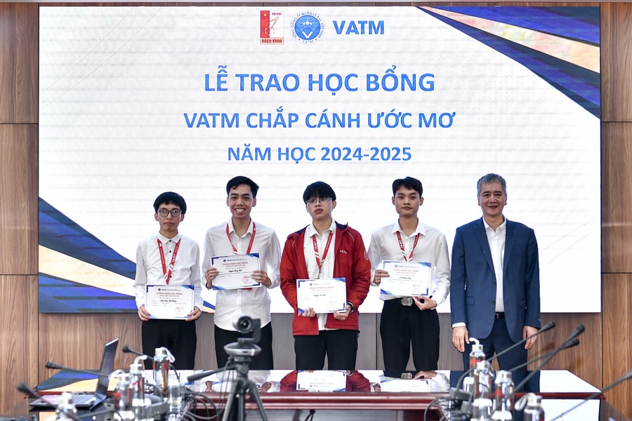 Sinh viên Đại học Bách khoa Hà Nội nhận học bổng của VATM