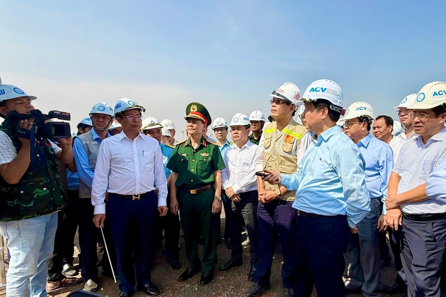 Phó Thủ tướng thăm, tặng quà Tết tại công trường sân bay Long Thành