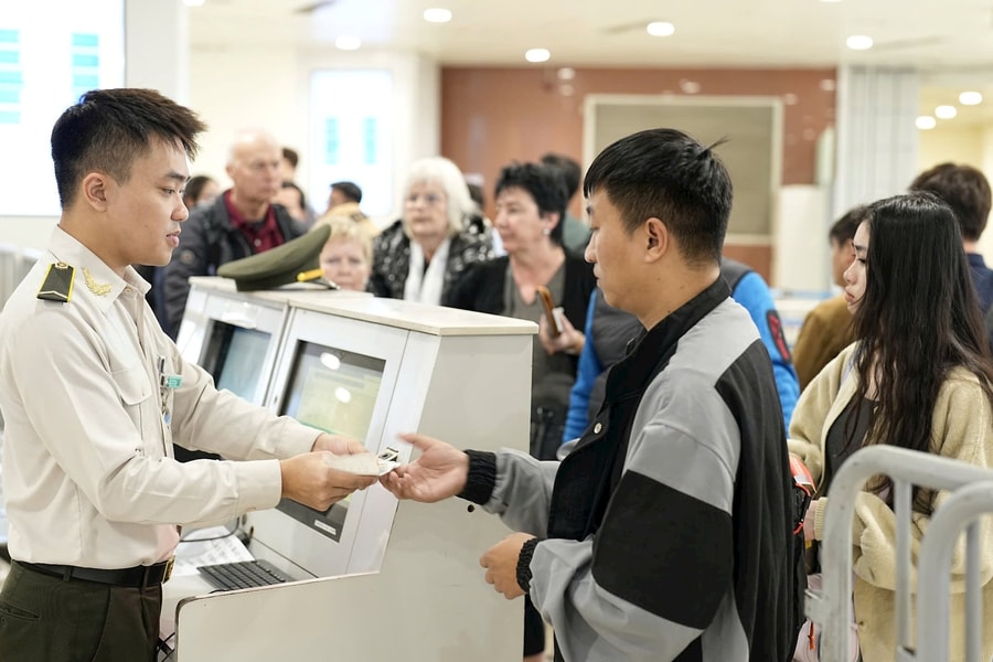 Sân bay Nội Bài đón xấp xỉ 100.000 lượt khách trong ngày cao điểm Tết