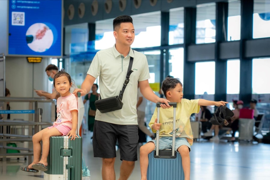 Thuê xe tự lái hay mua vé máy bay về quê đón Tết?