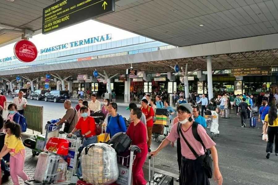 Sân bay Tân Sơn Nhất dùng xe buýt trung chuyển khách để giảm ùn tắc
