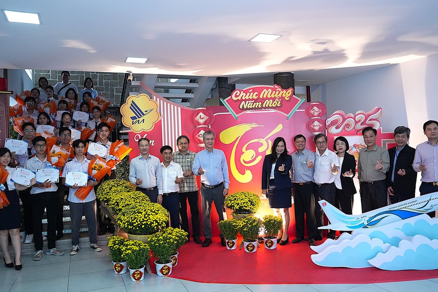 VATM trao học bổng 'Chắp cánh ước mơ': Đầu tư vào tương lai ngành hàng không Việt Nam