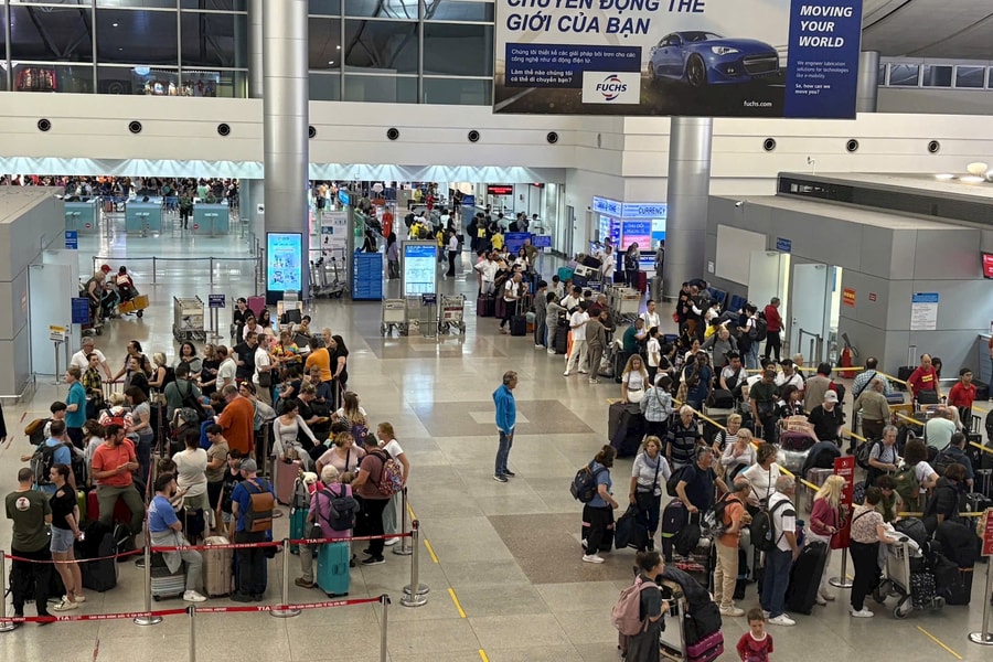 Sân bay Tân Sơn Nhất tấp nập Việt kiều về quê đón Tết