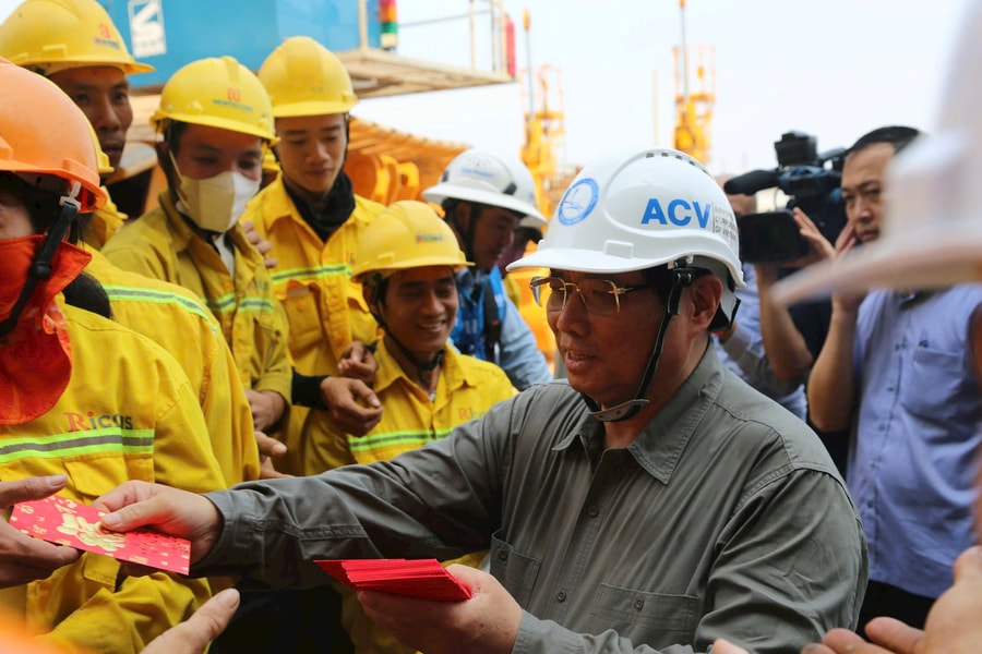 Thủ tướng kiểm tra dự án sân bay Long Thành, lì xì công nhân làm xuyên Tết