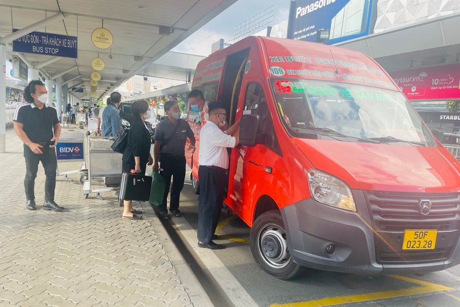Hơn 700 khách được xe buýt trung chuyển miễn phí từ Tân Sơn Nhất ra điểm đón xe dịp Tết