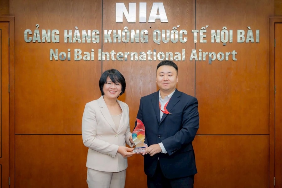 Nội Bài nhận kỷ niệm chương từ hãng hàng không Shenzhen Airlines
