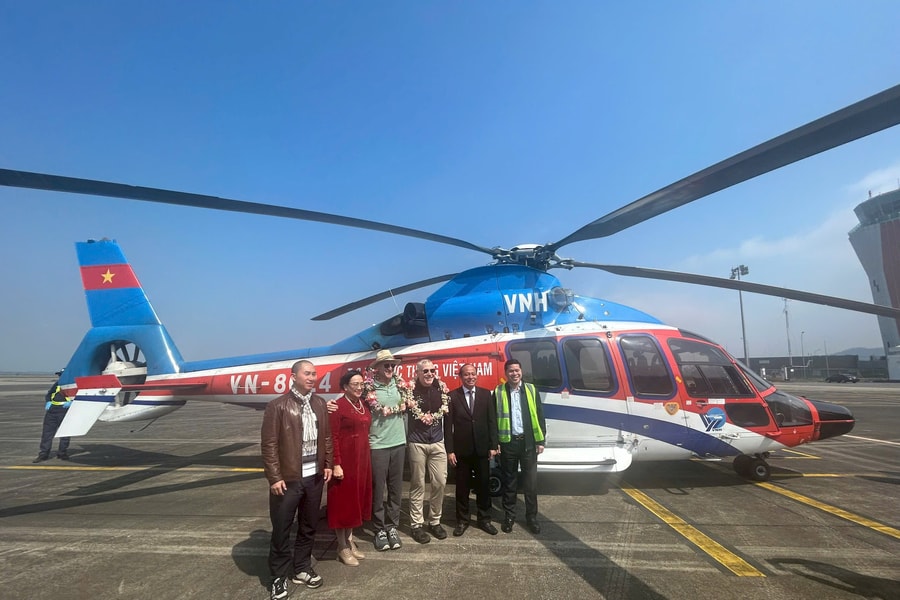 Trực thăng EC155B1 chở triệu phú Mỹ hạ cánh sân bay Vân Đồn