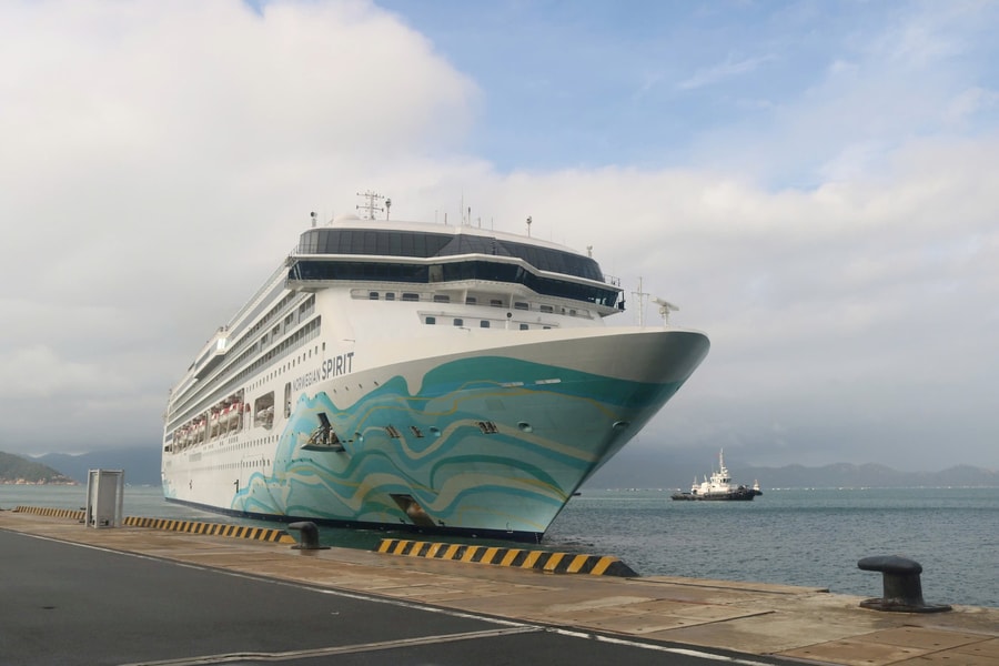 Tàu du lịch quốc tế liên tục cập bến Khánh Hòa