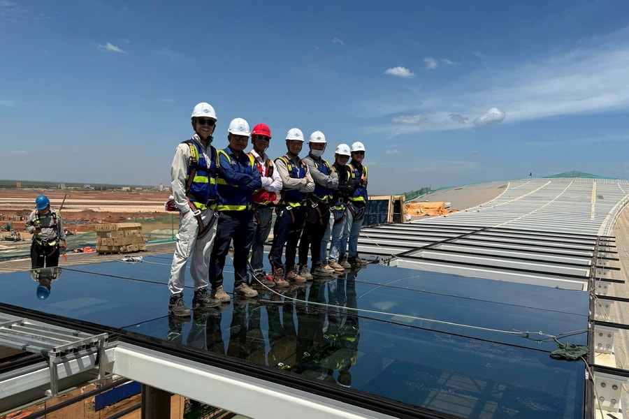 Lắp kính lấy sáng mái nhà ga hành khách sân bay Long Thành