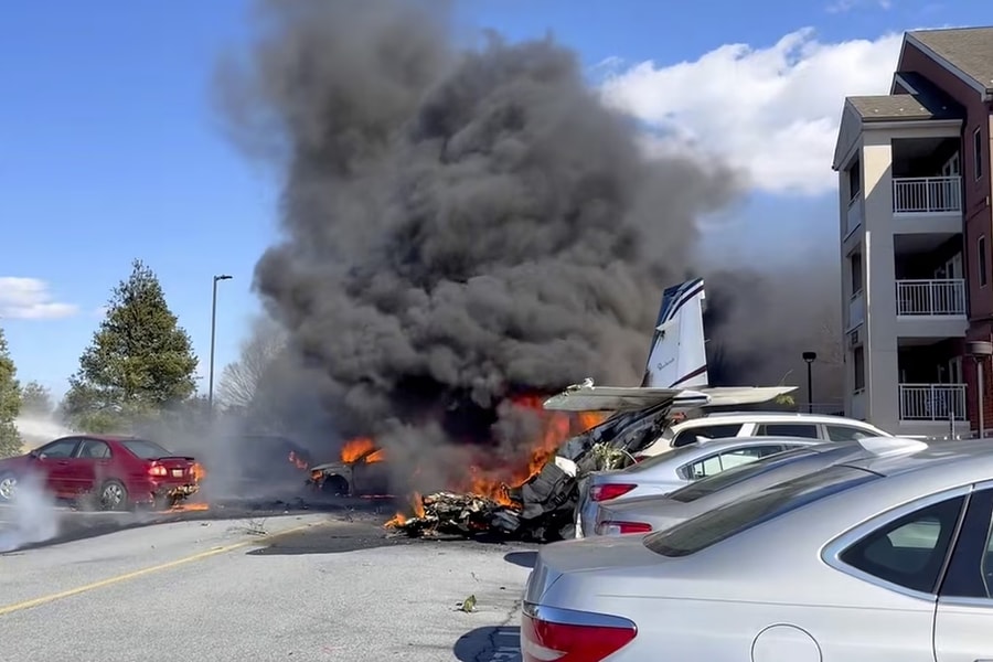 Máy bay chở 5 người rơi trúng viện dưỡng lão, loạt ôtô bốc cháy