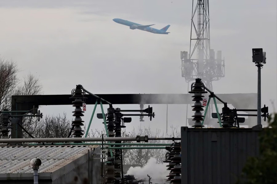 Heathrow tê liệt vì hỏa hoạn, lỗ hổng năng lượng Anh bị đặt dấu hỏi