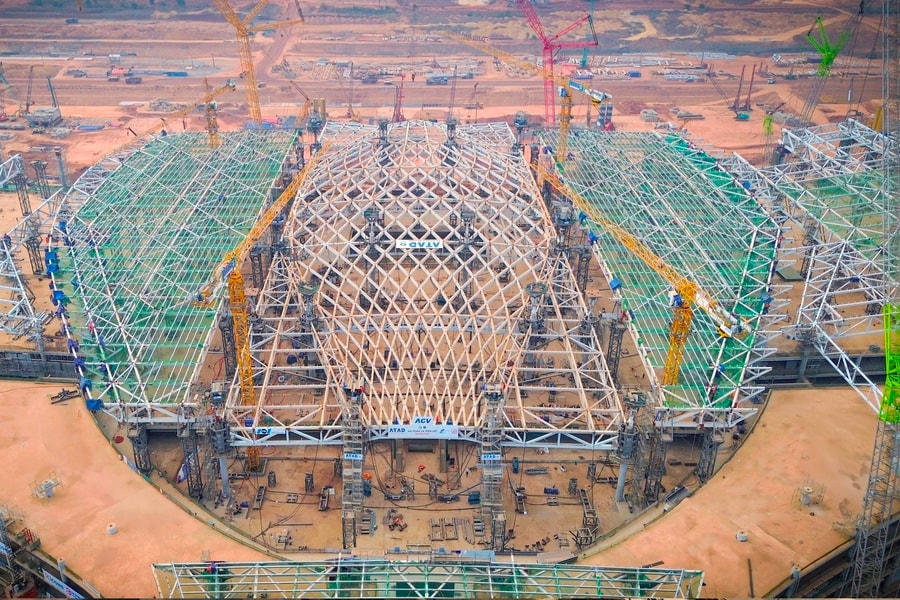 Nâng mái thép nhà ga sân bay Long Thành nặng hơn 5.300 tấn lên đỉnh mái