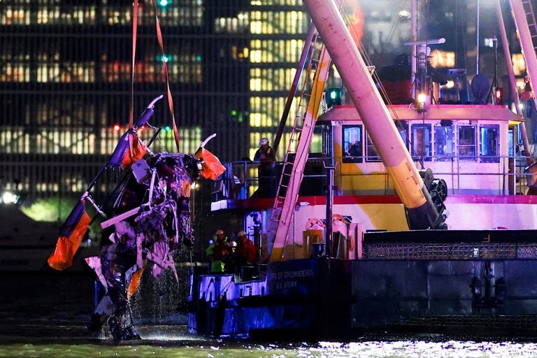 Trực thăng du lịch rơi xuống sông Hudson, cả gia đình 5 người thiệt mạng