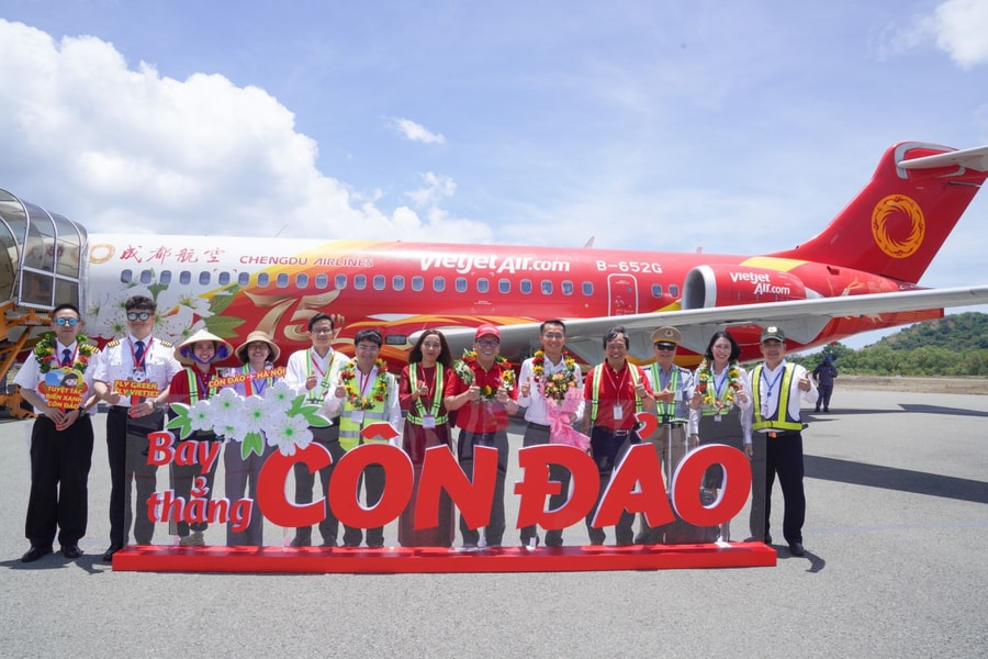 Vietjet bay chuyến đầu tiên tới Côn Đảo bằng máy bay COMAC C909