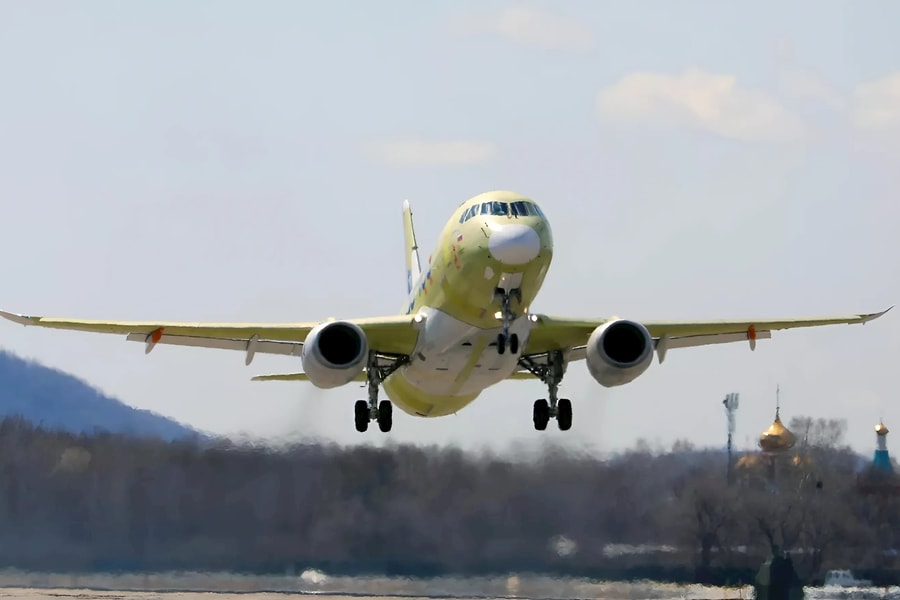 Máy bay Superjet ‘thuần Nga’ cất cánh thành công