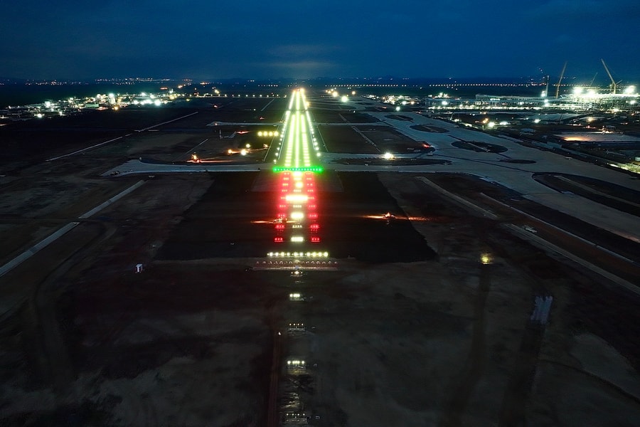 Hệ thống đèn hiệu hàng không đường cất hạ cánh sân bay Long Thành chính thức sáng đèn
