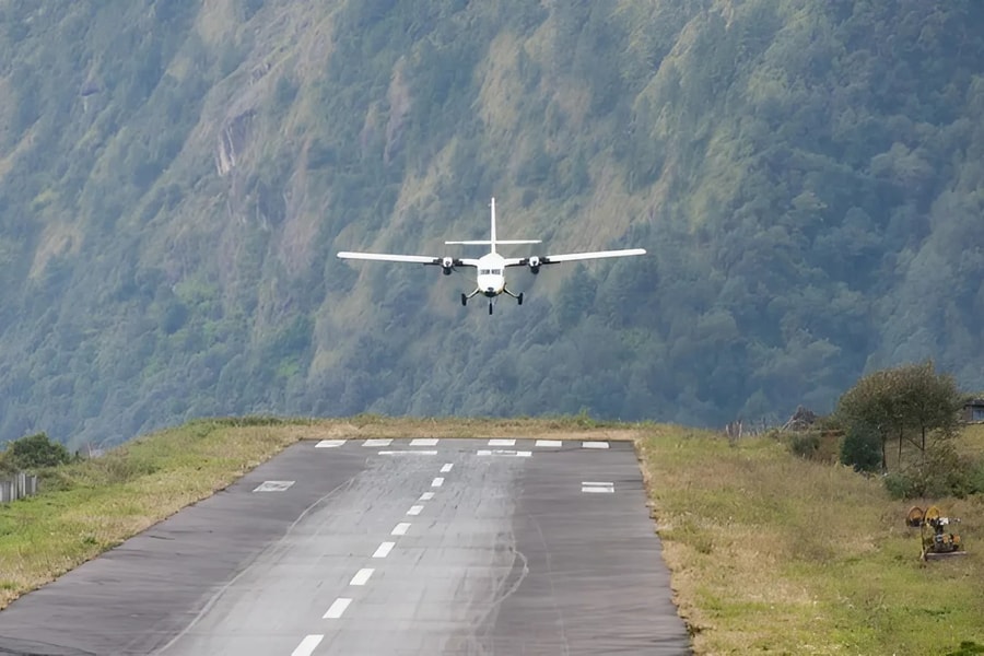 Khám phá sân bay nguy hiểm nhất thế giới giữa dãy Himalaya