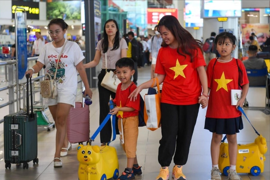 Nội Bài tấp nập trong ngày cao điểm nhất dịp lễ 30/4-1/5