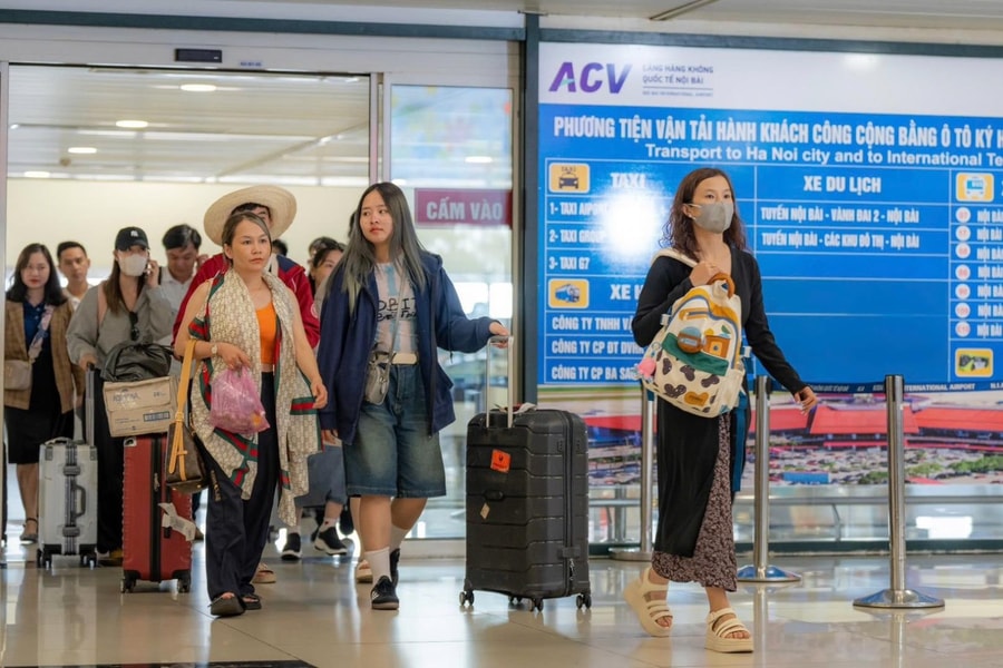 Các cảng hàng không đón 2,1 triệu lượt khách dịp 30/4-1/5, tăng mạnh so với 2024