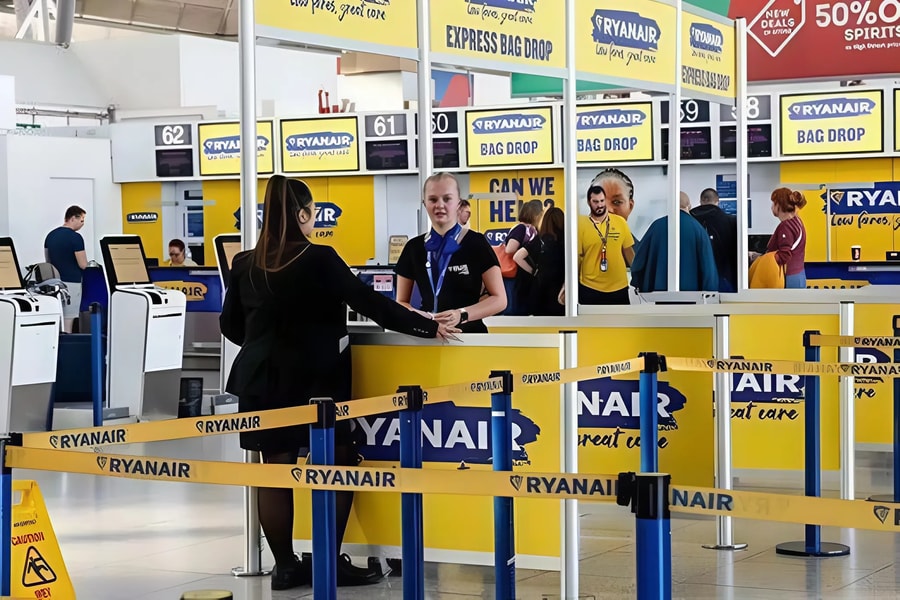 Ryanair phạt 100 euro nếu khách đến cửa lên máy bay trễ