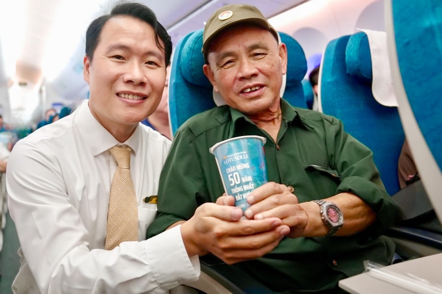 Khi hãng bay bán… hàng tạp hóa