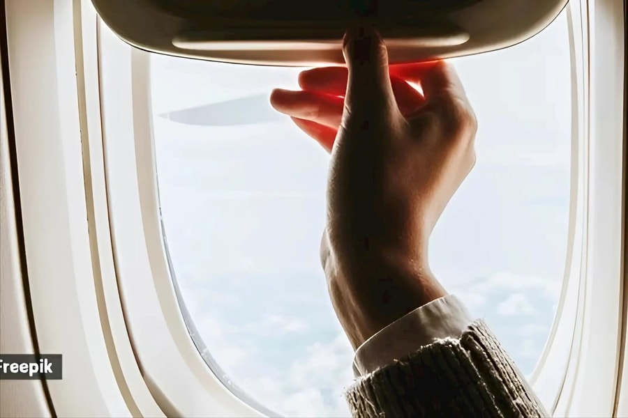 Vì sao hành khách phải mở tấm che cửa sổ khi máy bay hạ, cất cánh?