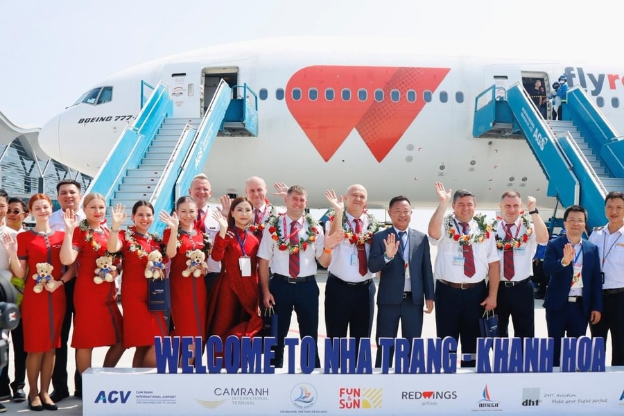 Đón chuyến bay đầu tiên của hãng hàng không Red Wings từ Nga đến Khánh Hòa