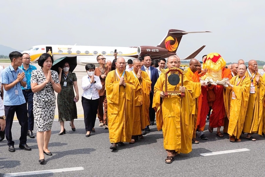 Chuyên cơ rước xá lợi Phật hạ cánh tại Nội Bài