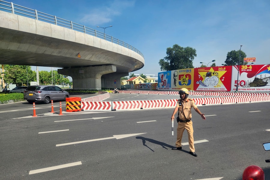 CSGT  kiểm soát tại lối vào nhà ga T3: Người dân lúng túng vì biển báo mới