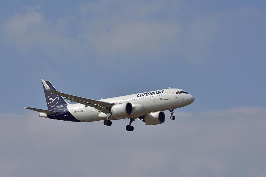 Phi công bất tỉnh, máy bay Lufthansa không người lái suốt 10 phút