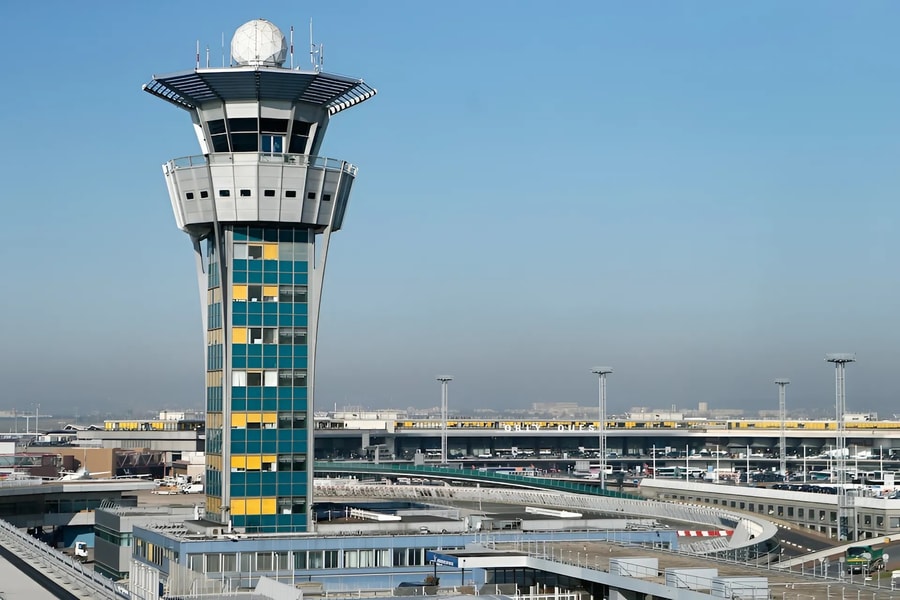 Sân bay ở Paris bị tê liệt: Những nghi vấn khi kiểm soát không lưu mất kiểm soát