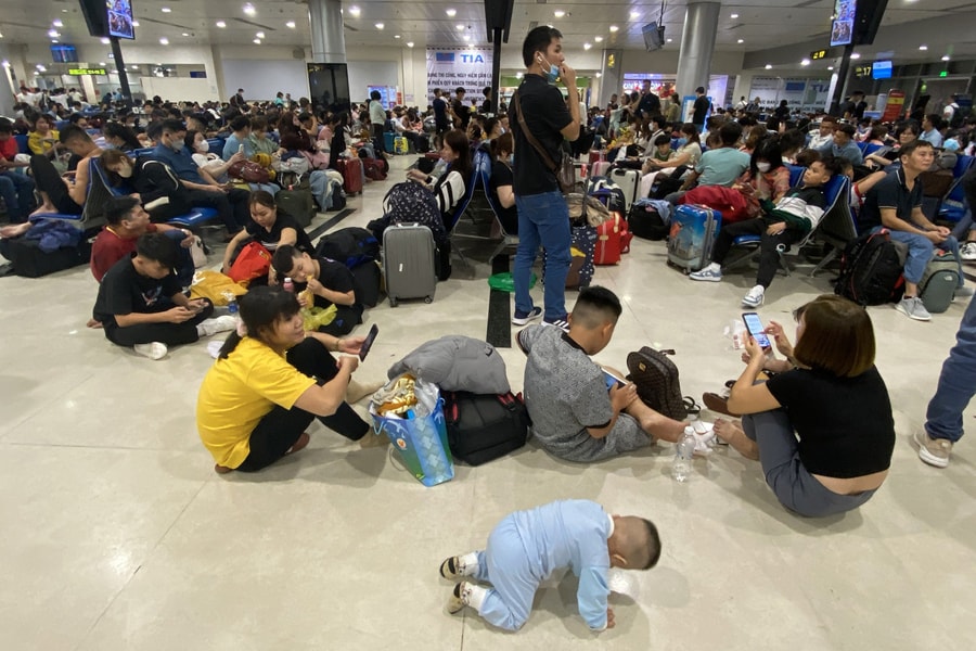 Á hậu Hoàng My cùng con nhỏ đi máy bay và chuyện phục vụ khách bay