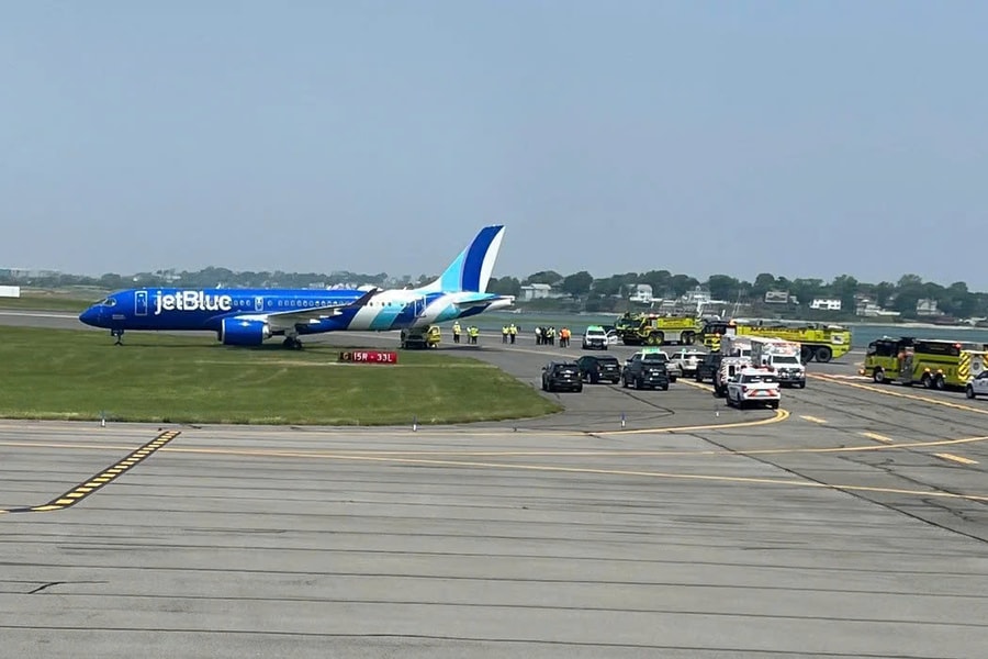JetBlue trượt khỏi đường băng ở sân bay Boston: Toàn bộ hành khách an toàn