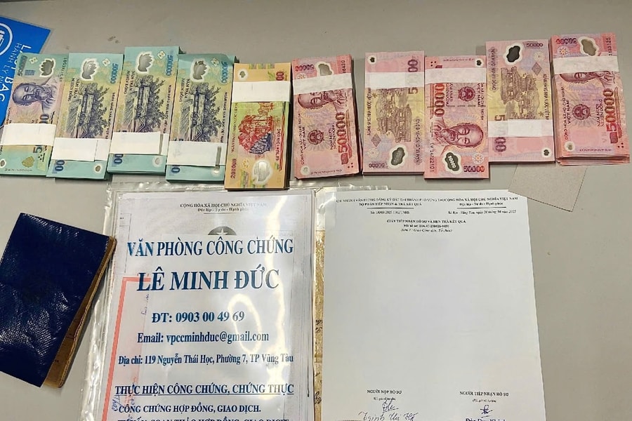 Nhân viên an ninh sân bay Tân Sơn Nhất trao trả lại gần 300 triệu đồng cho hành khách