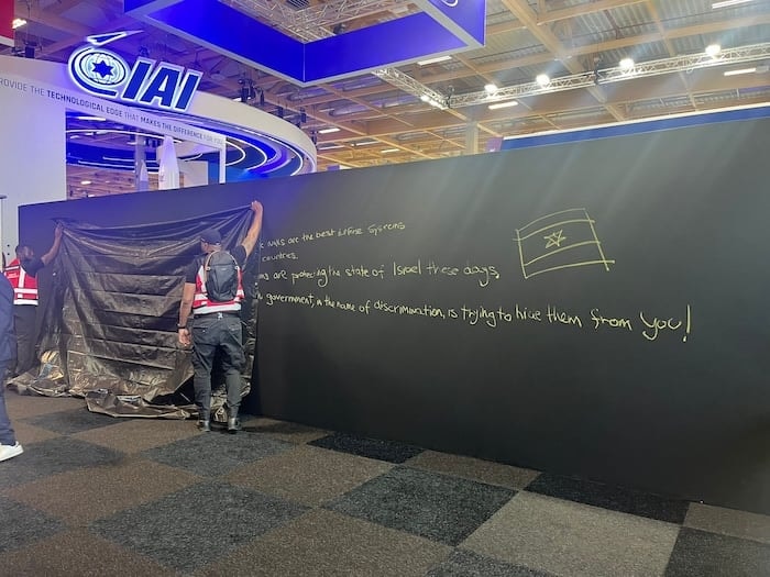 Gian hàng Israel bất ngờ bị “bức tường đen” vây kín tại Paris Air Show 2025