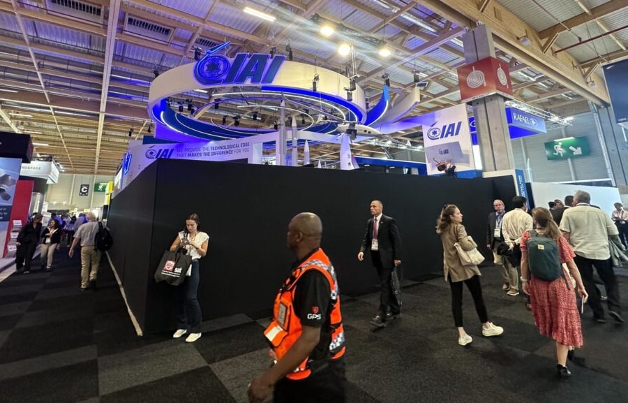 Gian hàng bị đóng, Israel Rafael dọa kiện chính phủ Pháp