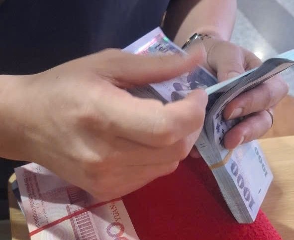 Khách nhận lại 365 triệu đồng nhờ nhân viên an ninh sân bay