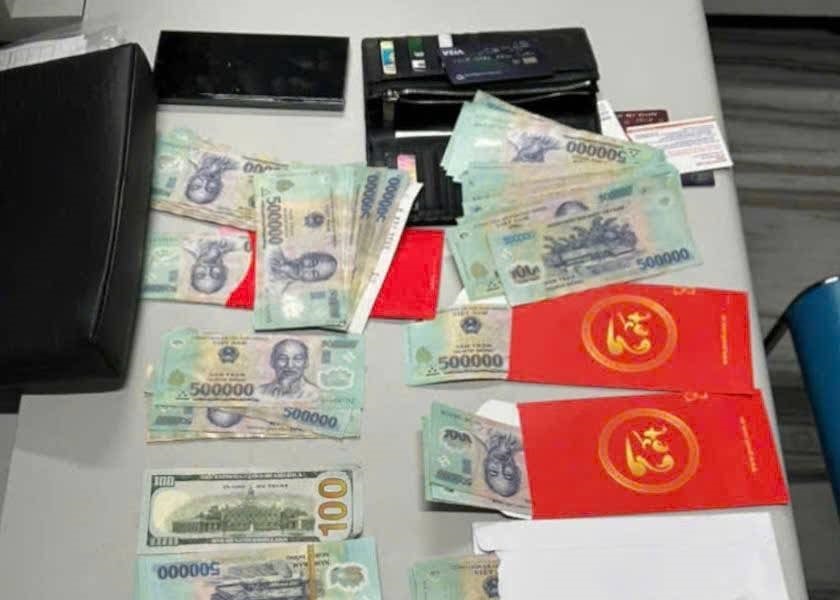 Nhân viên sân bay Tân Sơn Nhất trả lại 100 triệu đồng cho khách bỏ quên