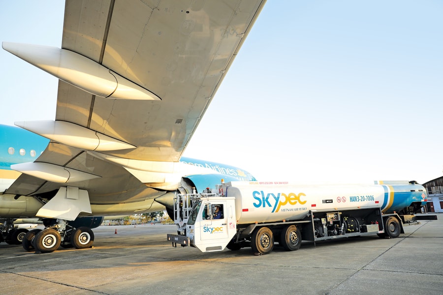 Hãng bay 'đau đầu' vì giá xăng và USD