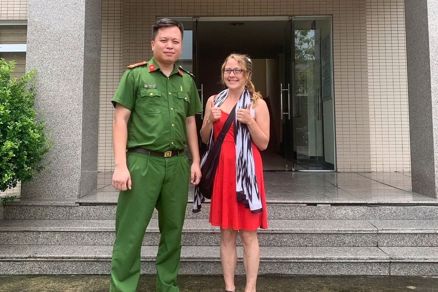 Trả lại tài sản, giấy tờ cho khách nước ngoài sau 3 giờ truy tìm