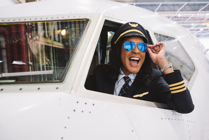 Hành trình đến với danh hiệu "Cơ trưởng Boeing 737 tuổi 60" của nữ nhà báo Mỹ