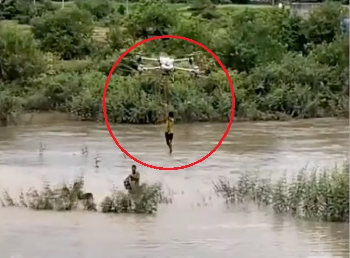 Dùng drone cứu 2 cháu bé mắc kẹt giữa dòng nước lũ