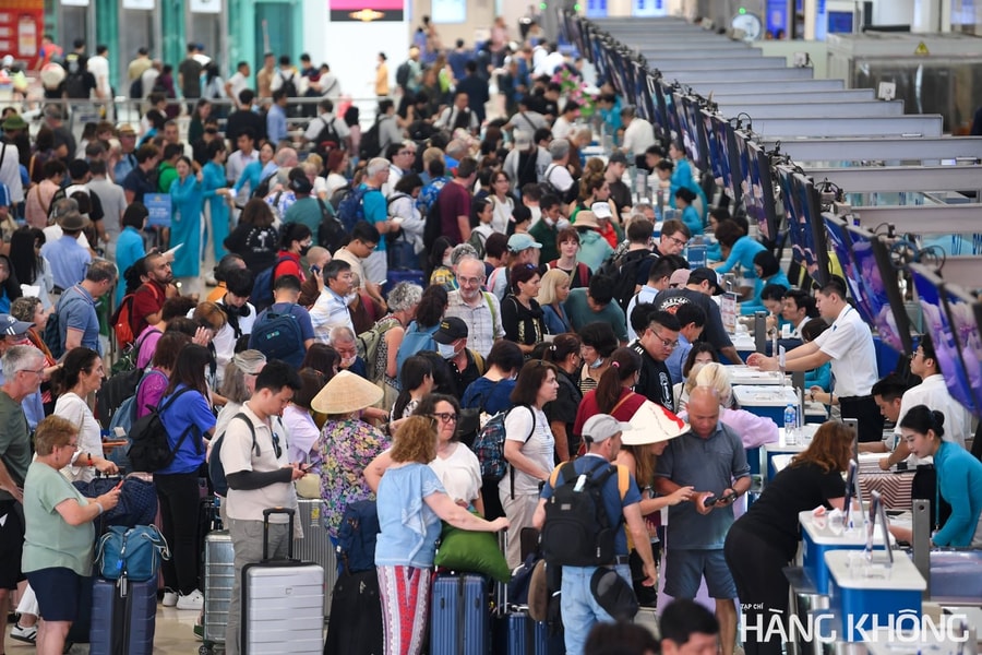 Người dân đổ về Hà Nội xem "concert quốc gia", giá vé máy bay dịp 2/9 leo thang