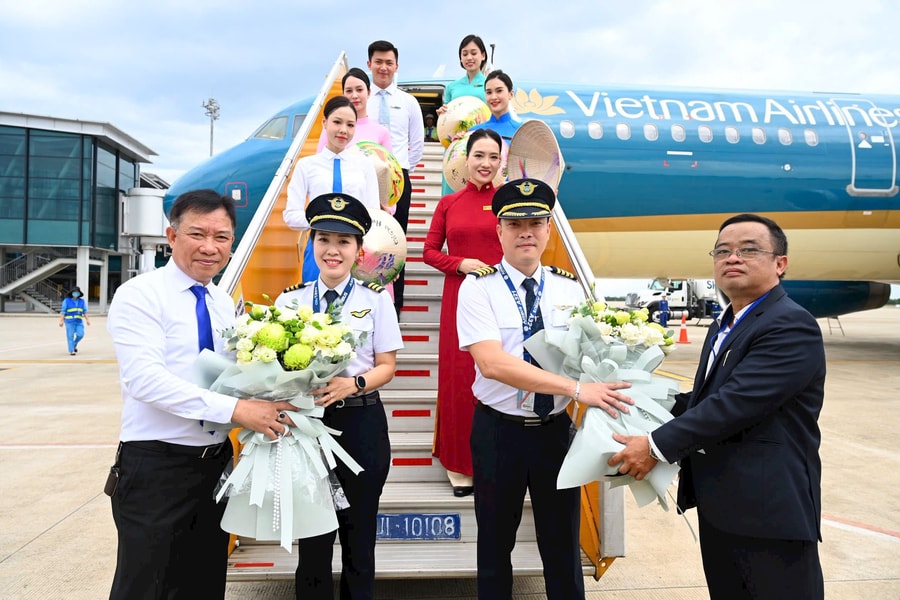 Hành khách thứ 350 triệu của Vietnam Airlines bay từ Hà Nội đến Huế